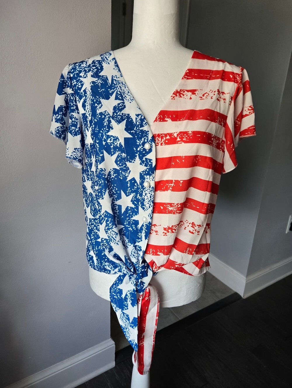 NWT Roshop American Flag Blouse Size M V-Neck Tie Front Patriotic July 4th Shirt